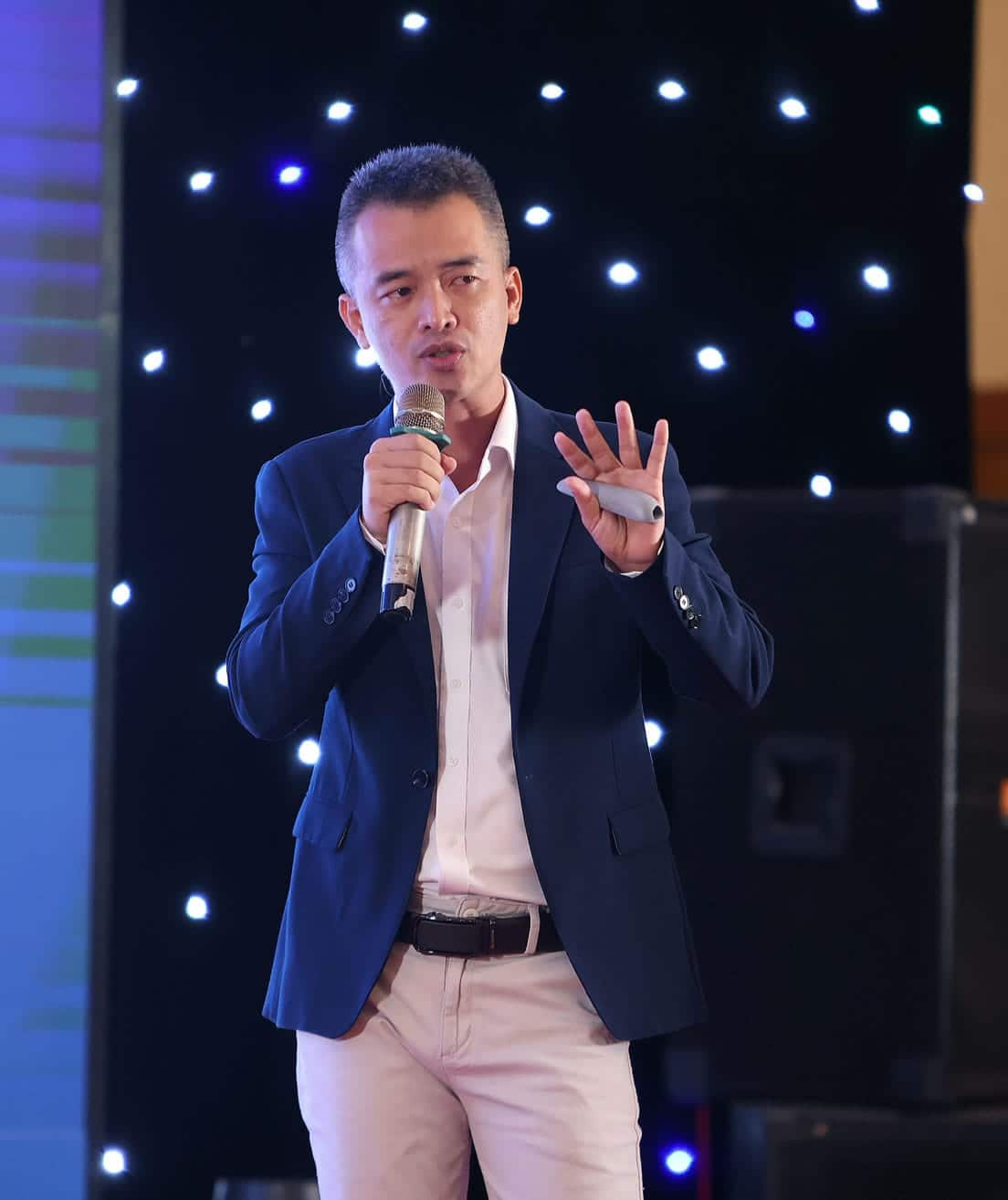Ông mr. Thành Phố Ông mr. Phố đang làm diễn giả